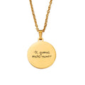 Collar circular dorado con letra manuscrita